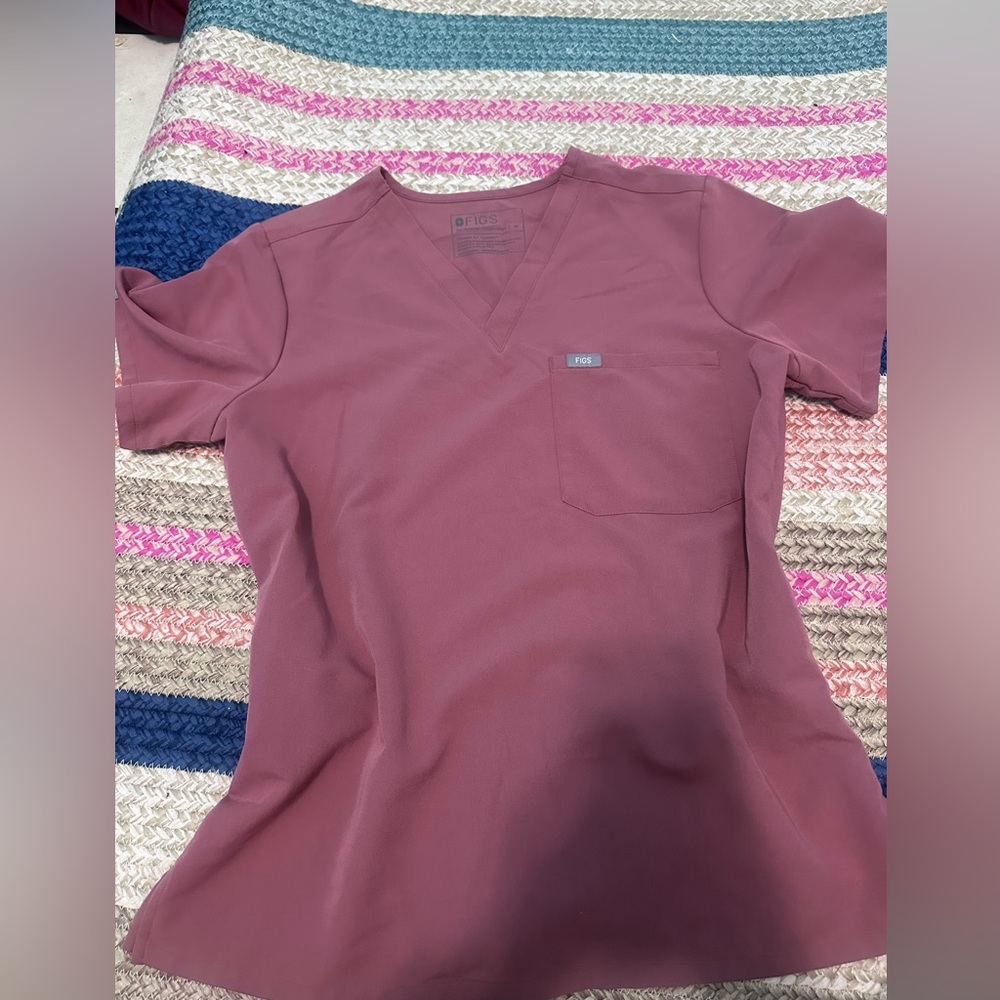 Figs mauve Catarina scrub top